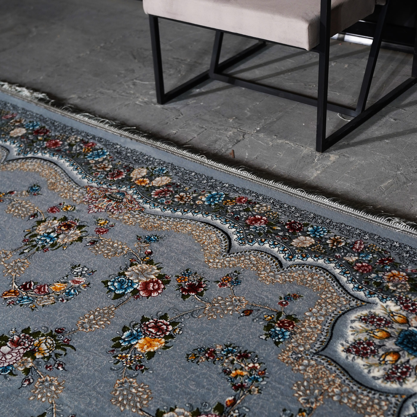 فرش ماشینی 700 شانه تراکم 2550 طرح لاویا نقره ای