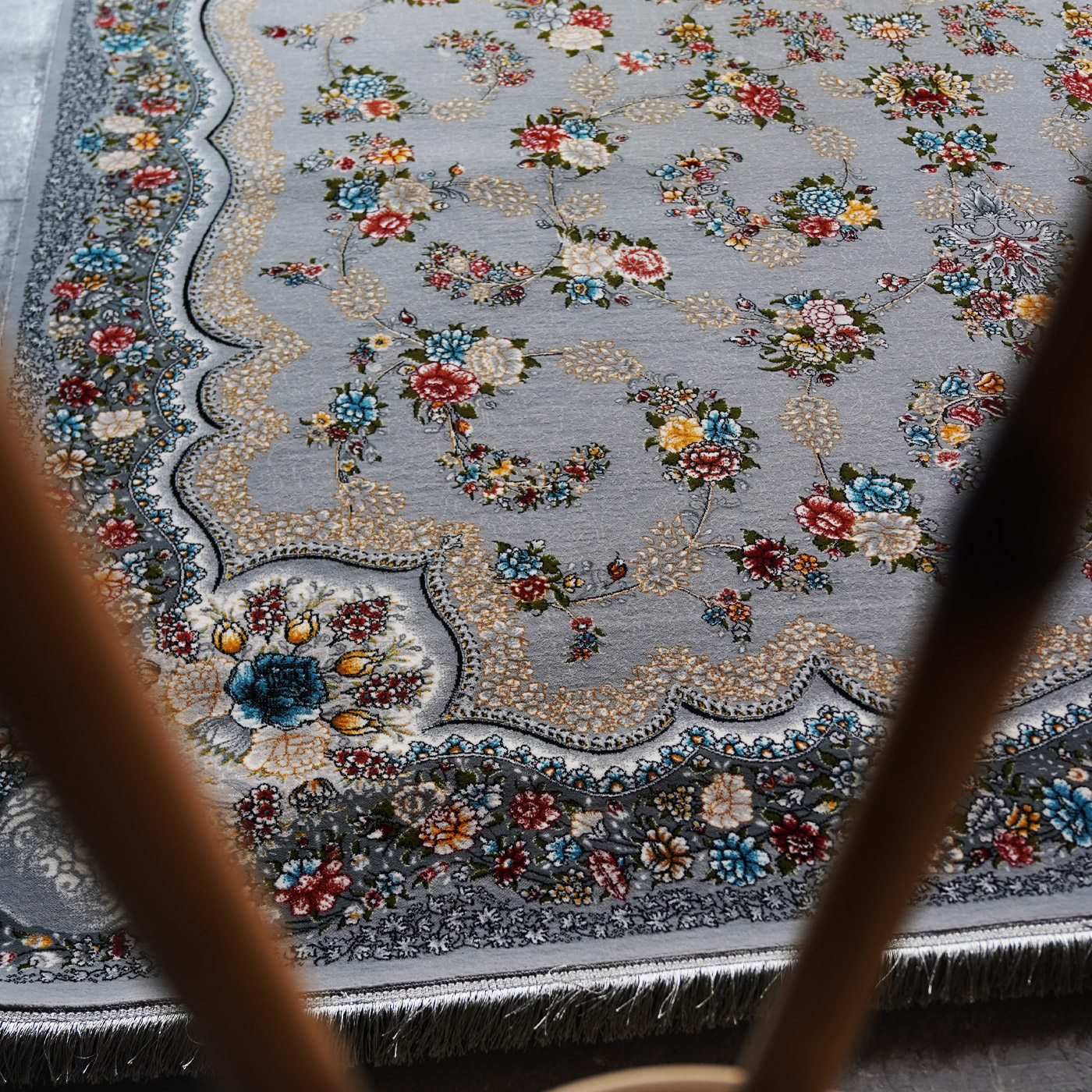 فرش ماشینی 700 شانه تراکم 2550 طرح لاویا نقره ای