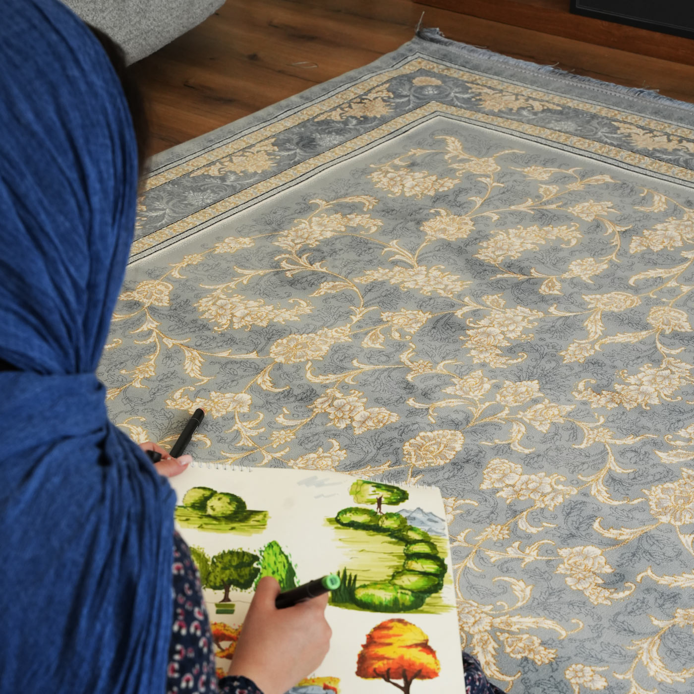 فرش ماشینی 700 شانه تراکم 2550 طرح نگار نقره ای