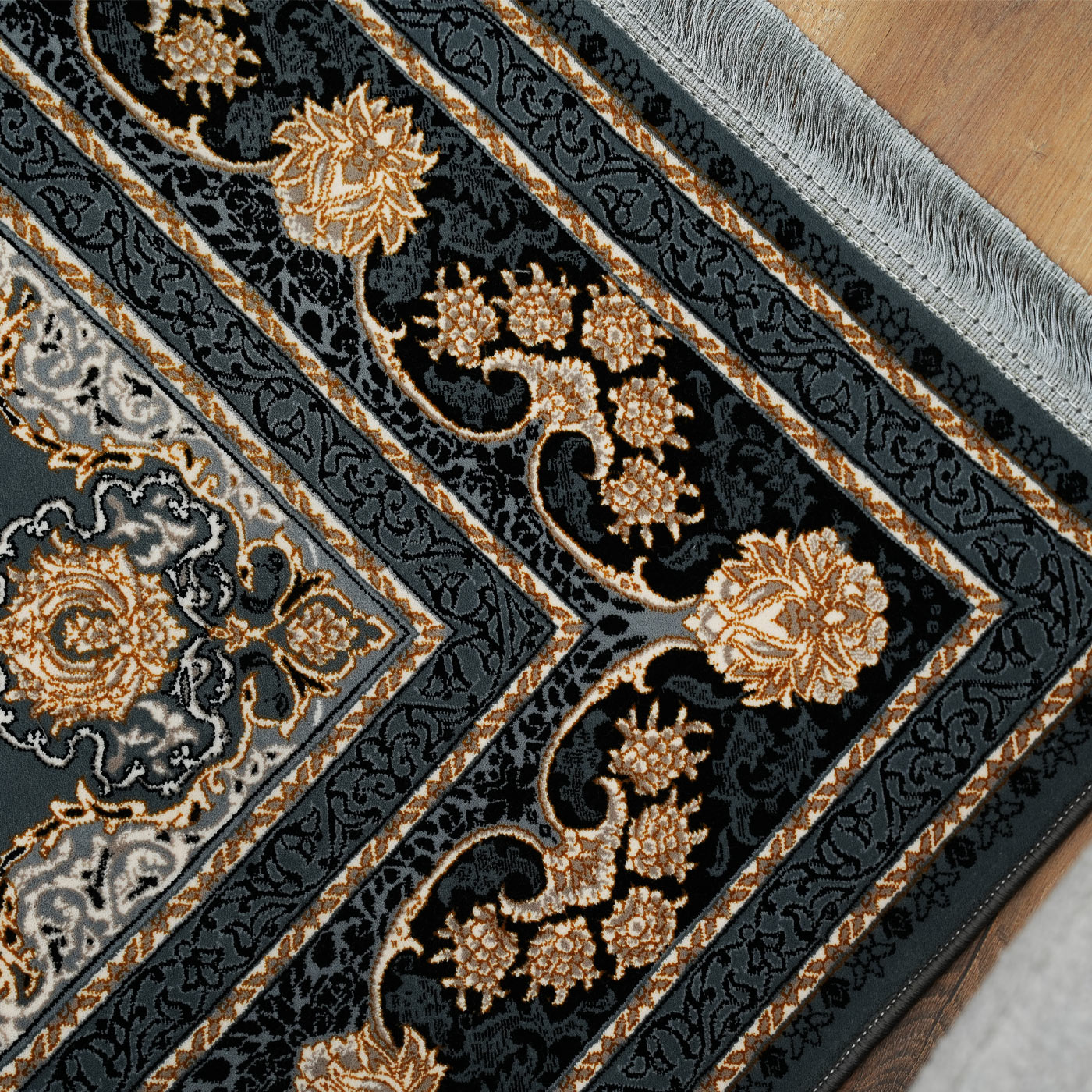 فرش ماشینی ۷۰۰ شانه تراکم ۲۵۵۰ طرح نیلی سرمه‌ ای