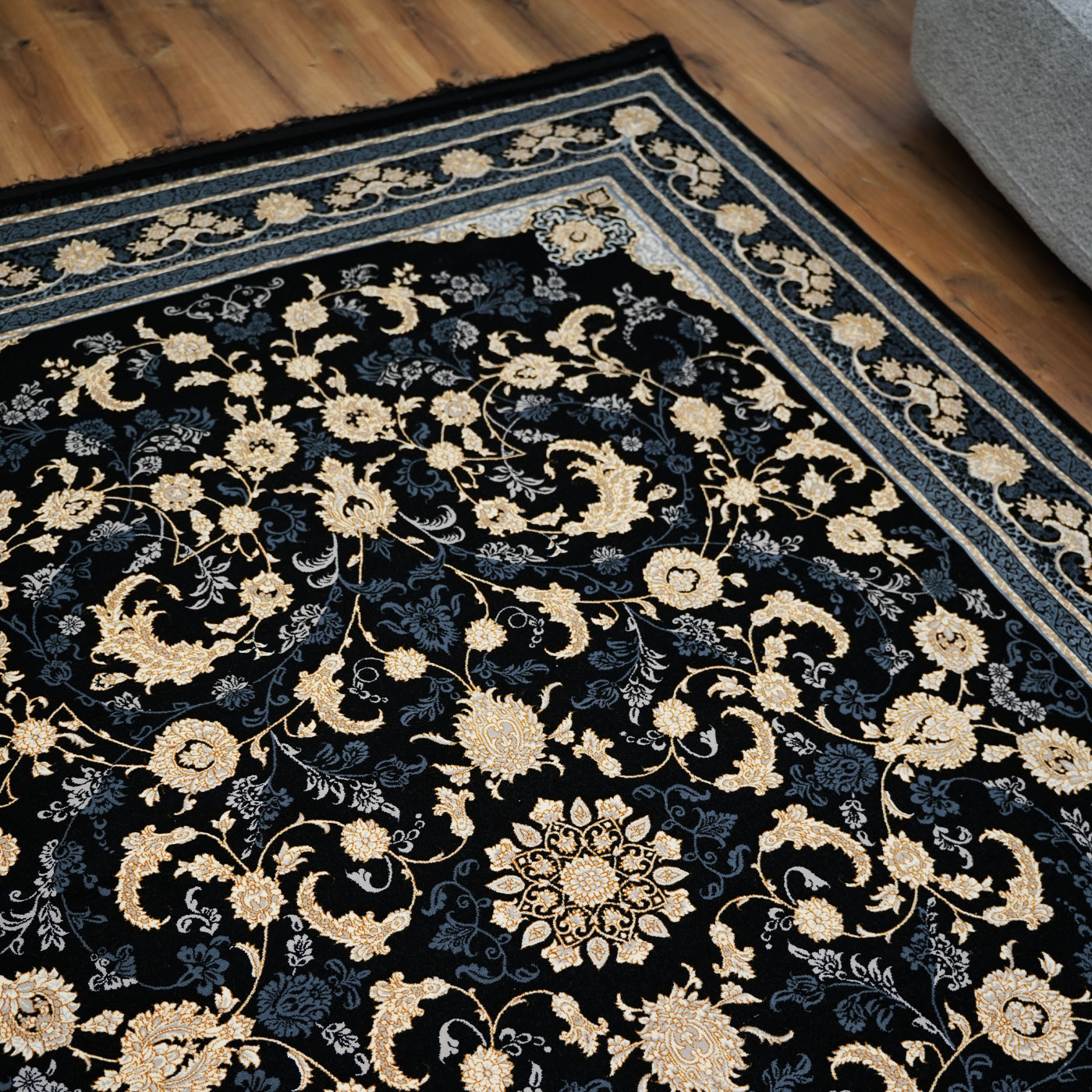 فرش ماشینی ۷۰۰ شانه تراکم ۲۵۵۰ طرح نیلی سرمه‌ ای