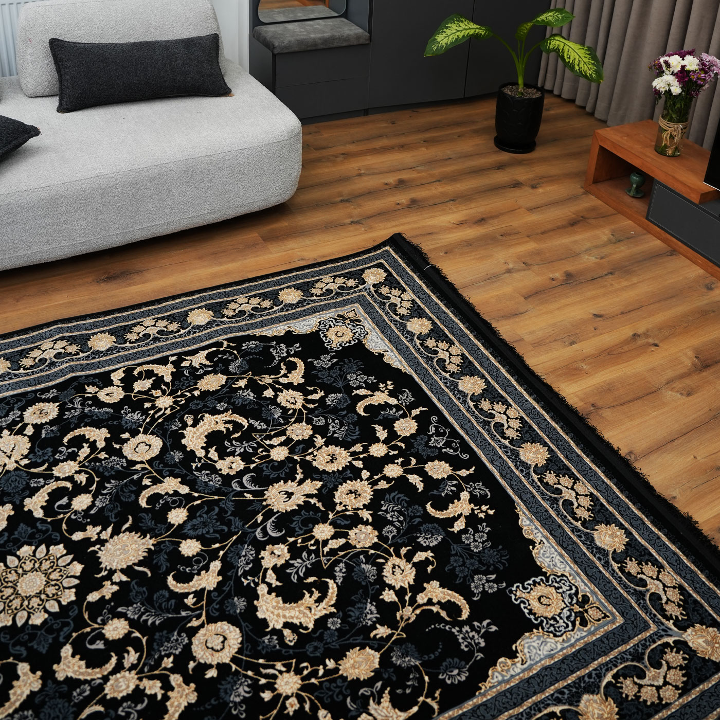 فرش ماشینی ۷۰۰ شانه تراکم ۲۵۵۰ طرح نیلی سرمه‌ ای