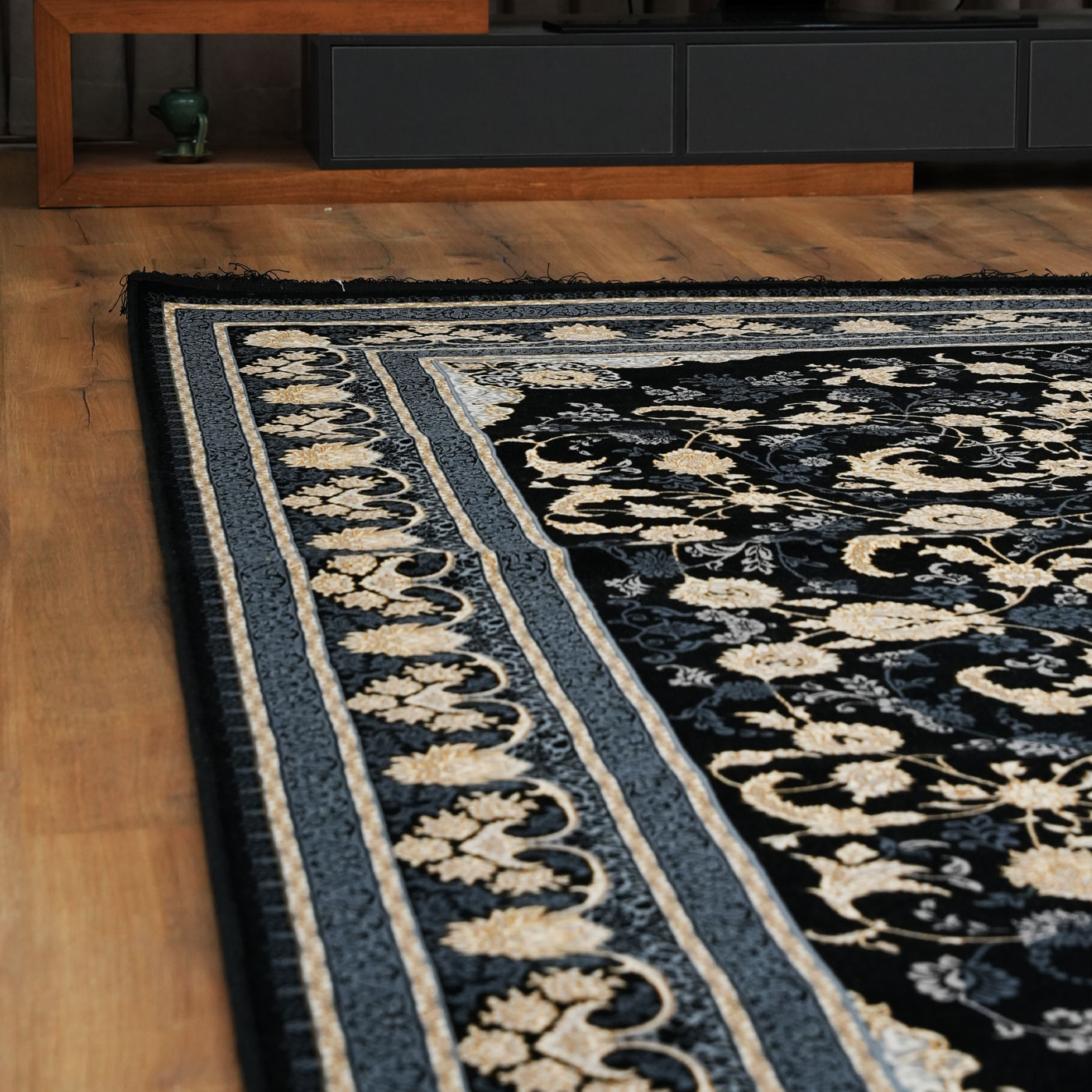 فرش ماشینی ۷۰۰ شانه تراکم ۲۵۵۰ طرح نیلی سرمه‌ ای