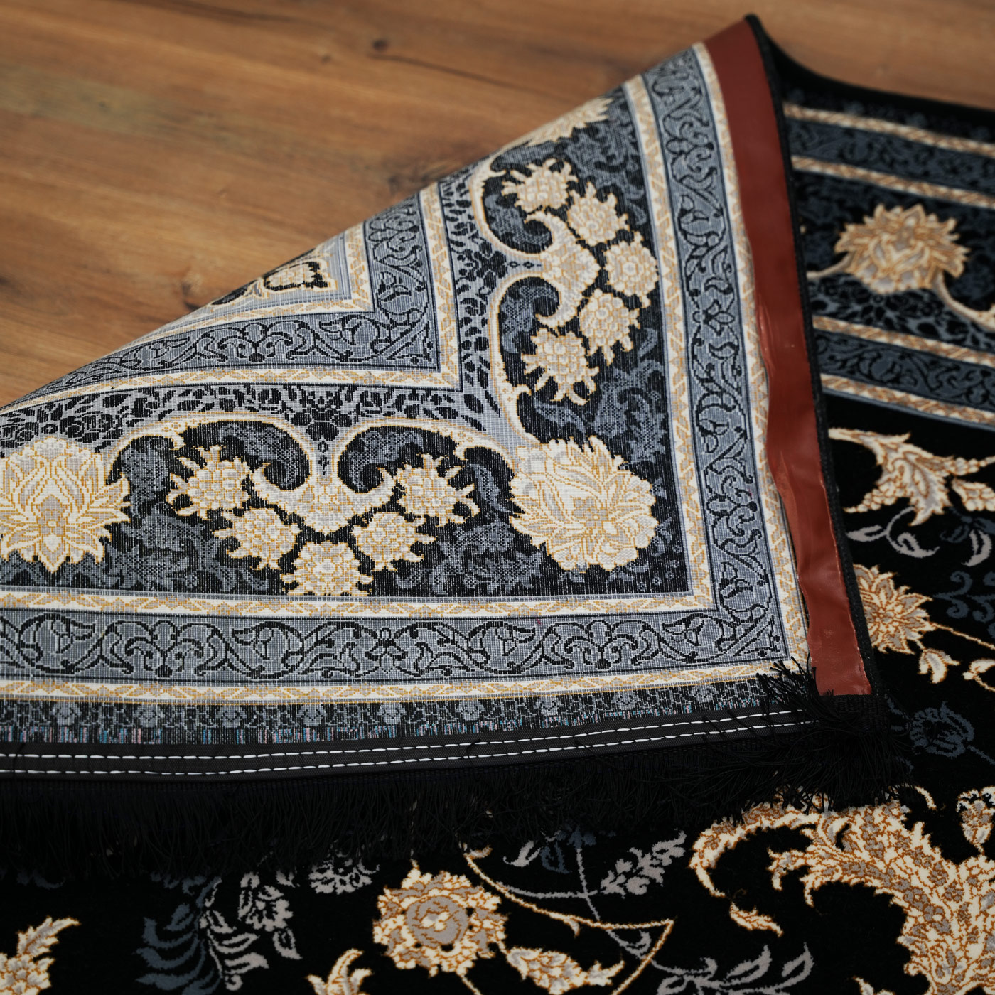 فرش ماشینی ۷۰۰ شانه تراکم ۲۵۵۰ طرح نیلی سرمه‌ ای