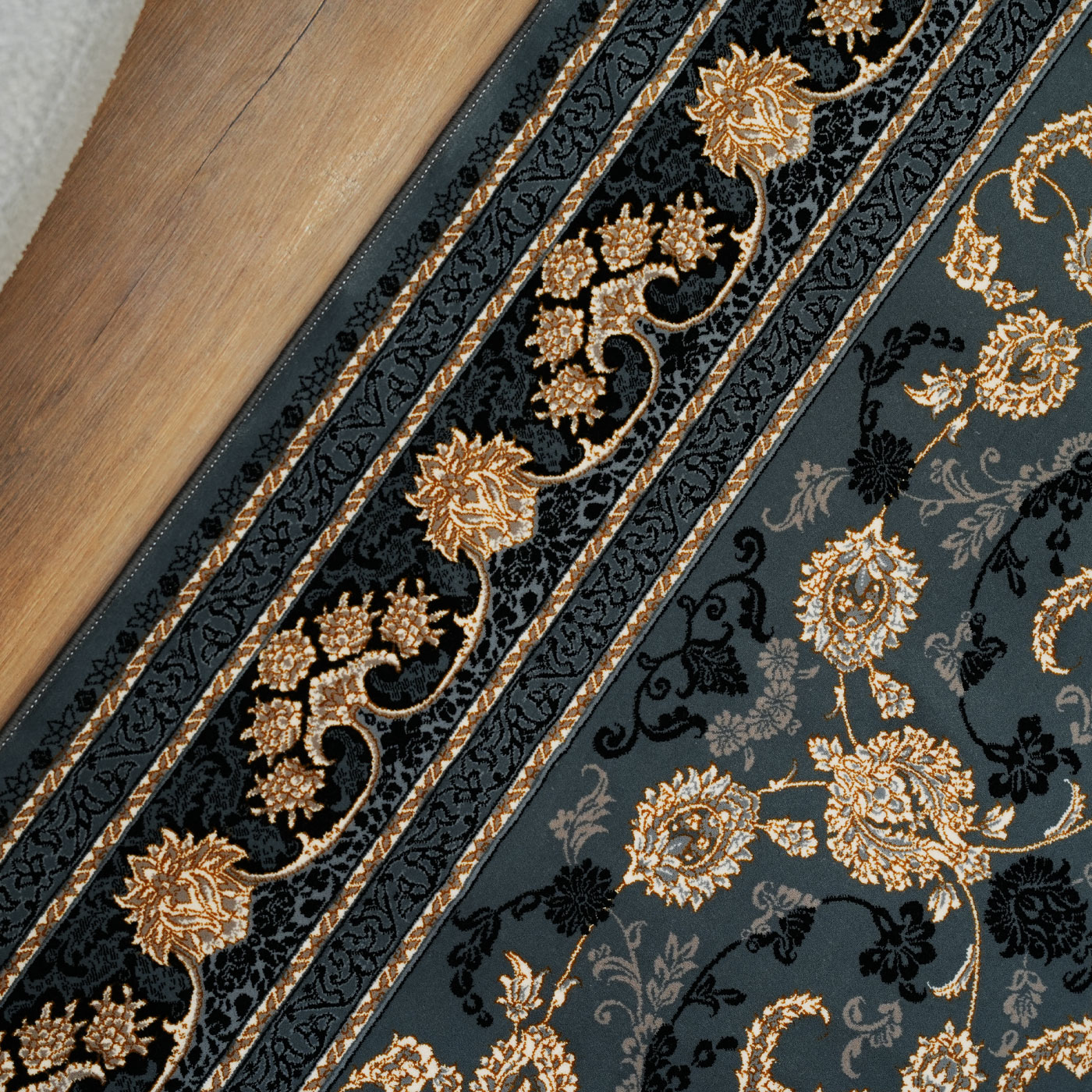 فرش ماشینی ۷۰۰ شانه تراکم ۲۵۵۰ طرح نیلی سرمه‌ ای