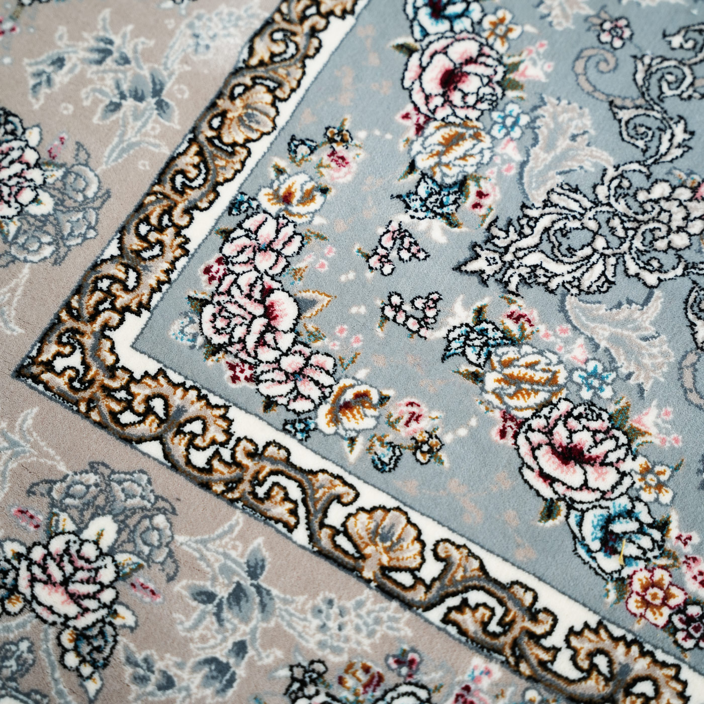 فرش ماشینی 700 شانه تراکم 2550 طرح پروانه نقره ای