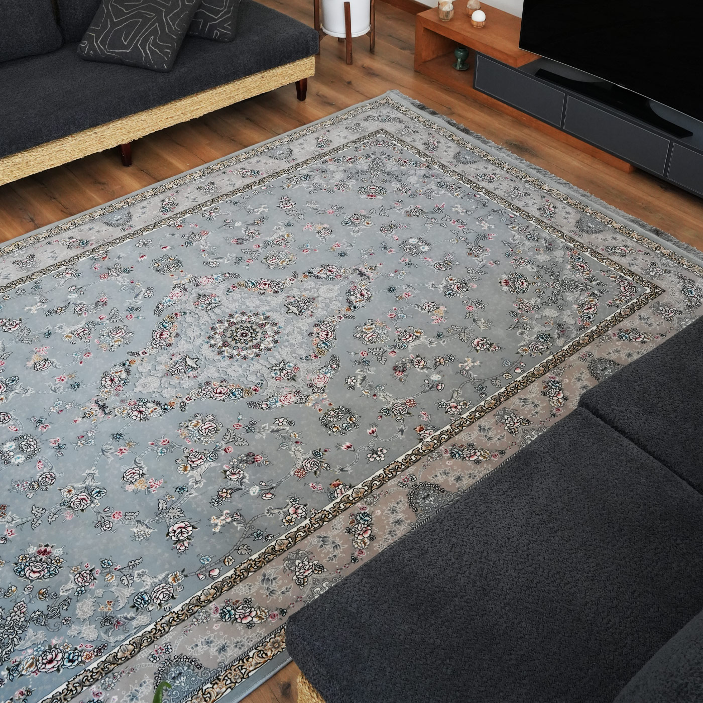 فرش ماشینی 700 شانه تراکم 2550 طرح پروانه نقره ای