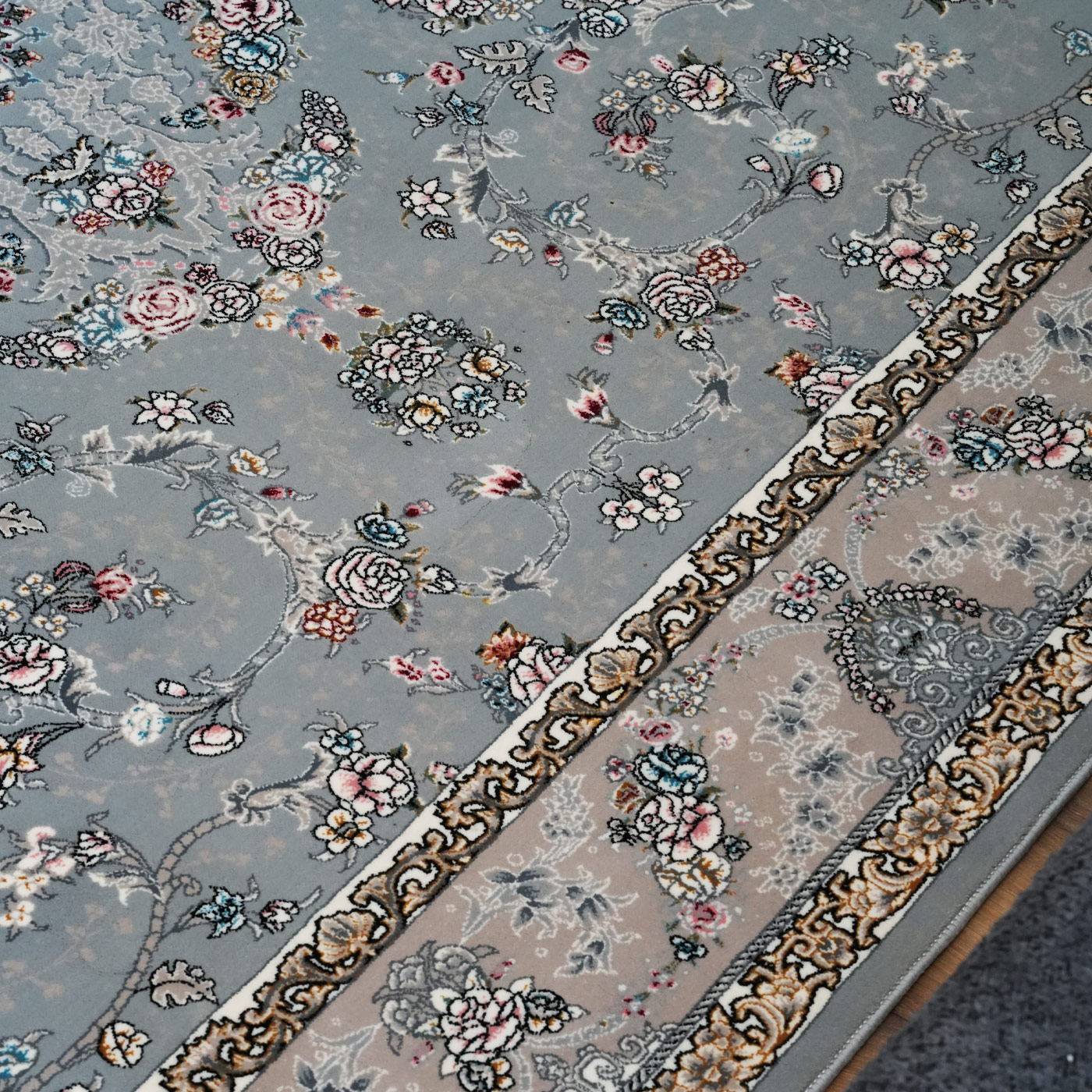 فرش ماشینی 700 شانه تراکم 2550 طرح پروانه نقره ای