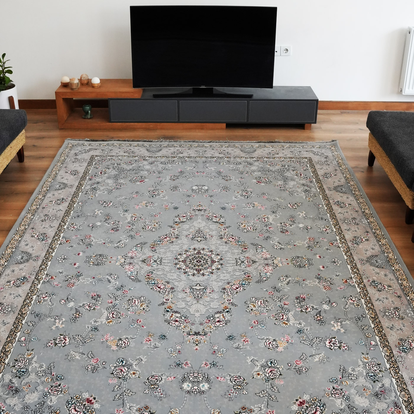 فرش ماشینی 700 شانه تراکم 2550 طرح پروانه نقره ای