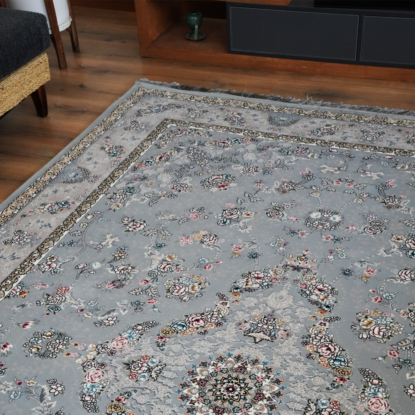 فرش ماشینی 700 شانه تراکم 2550 طرح پروانه نقره ای