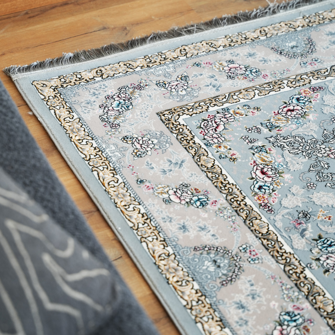 فرش ماشینی 700 شانه تراکم 2550 طرح پروانه نقره ای