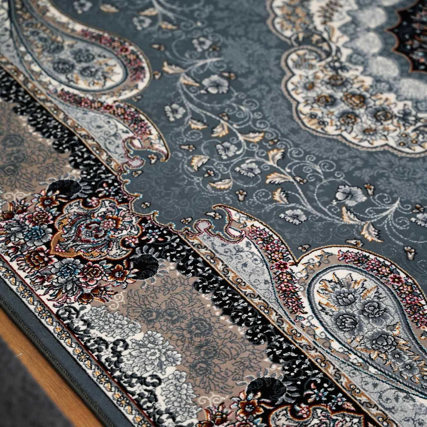 فرش ماشینی 700 شانه تراکم 2550 طرح سوگند سرمه ای