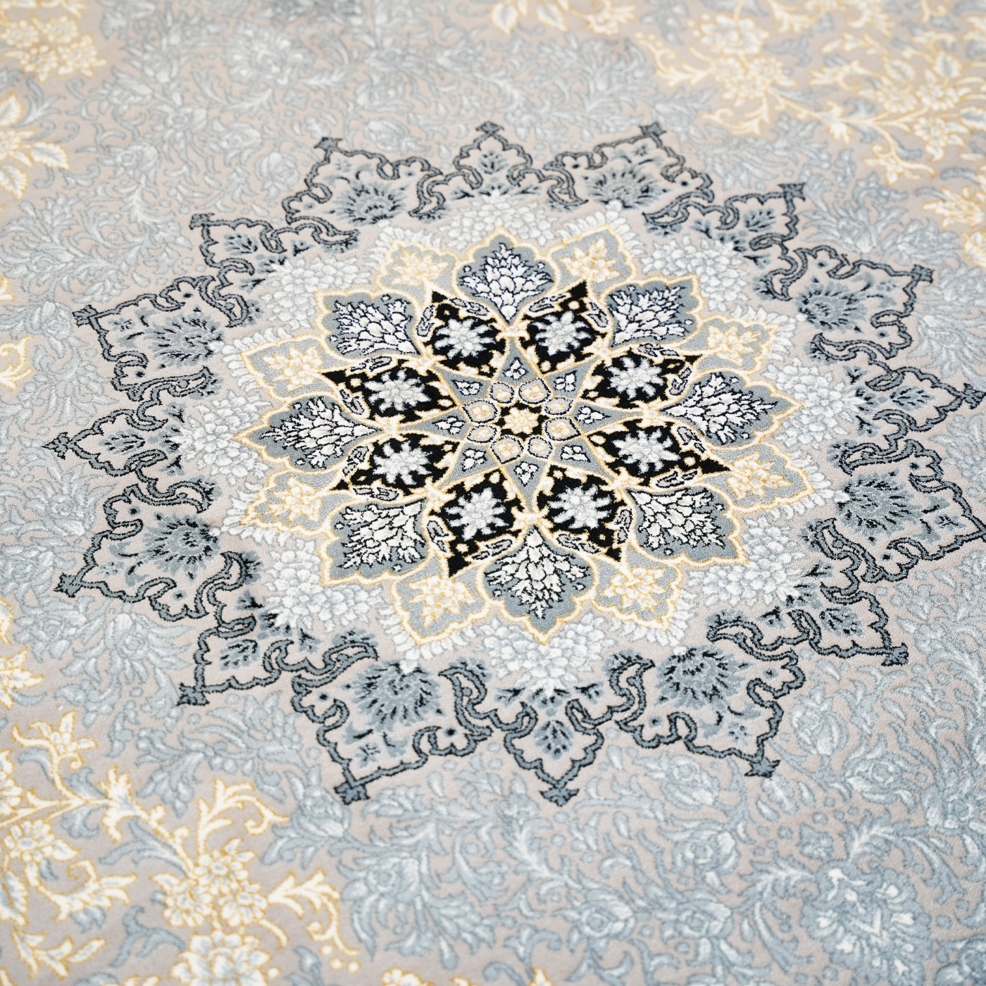 فرش ماشینی 700 شانه تراکم 2550 طرح تندیس نقره ای