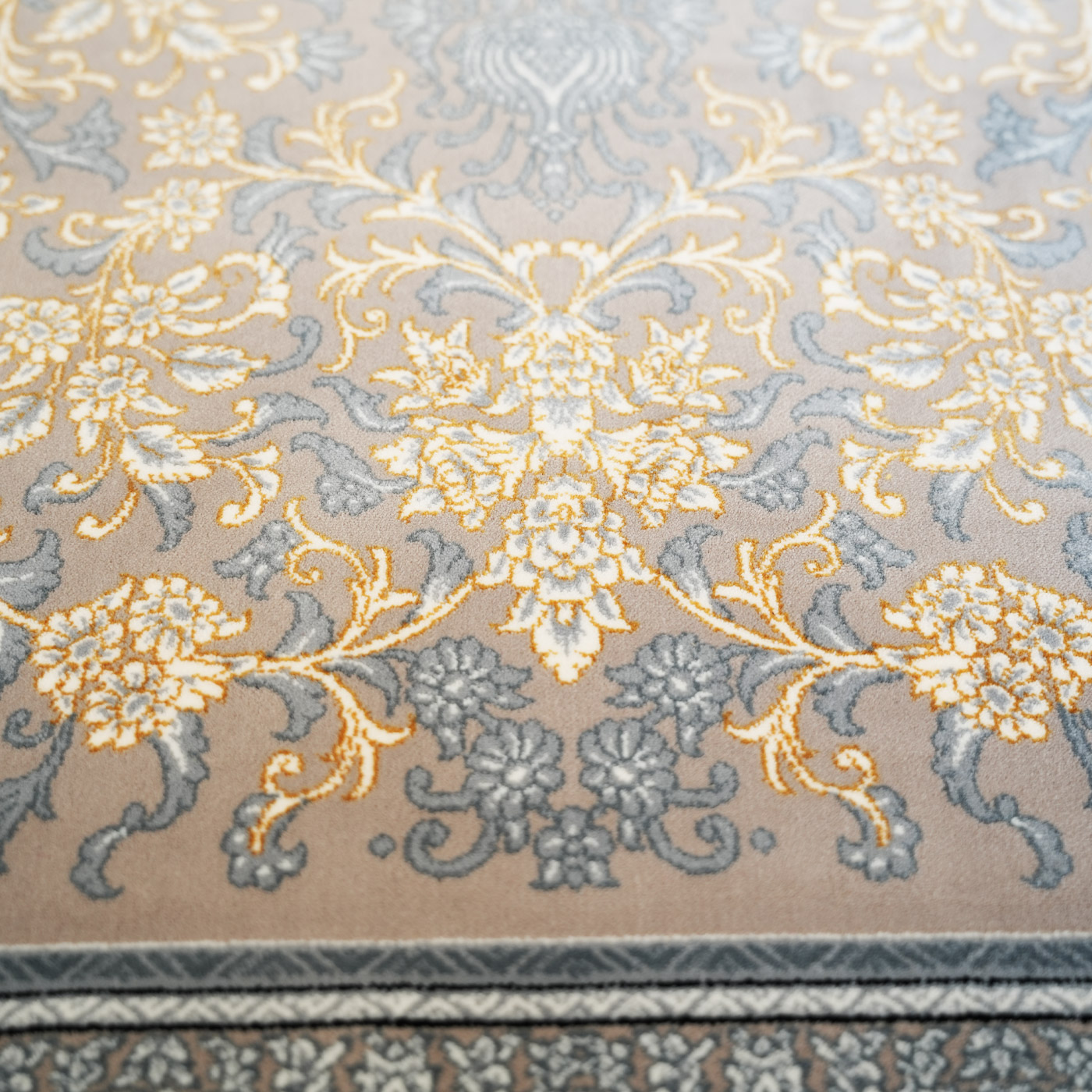 فرش ماشینی 700 شانه تراکم 2550 طرح تندیس نقره ای