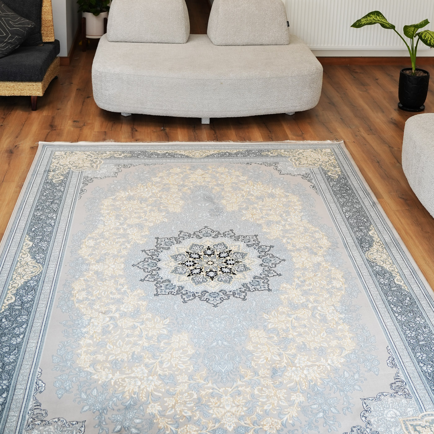 فرش ماشینی 700 شانه تراکم 2550 طرح تندیس نقره ای