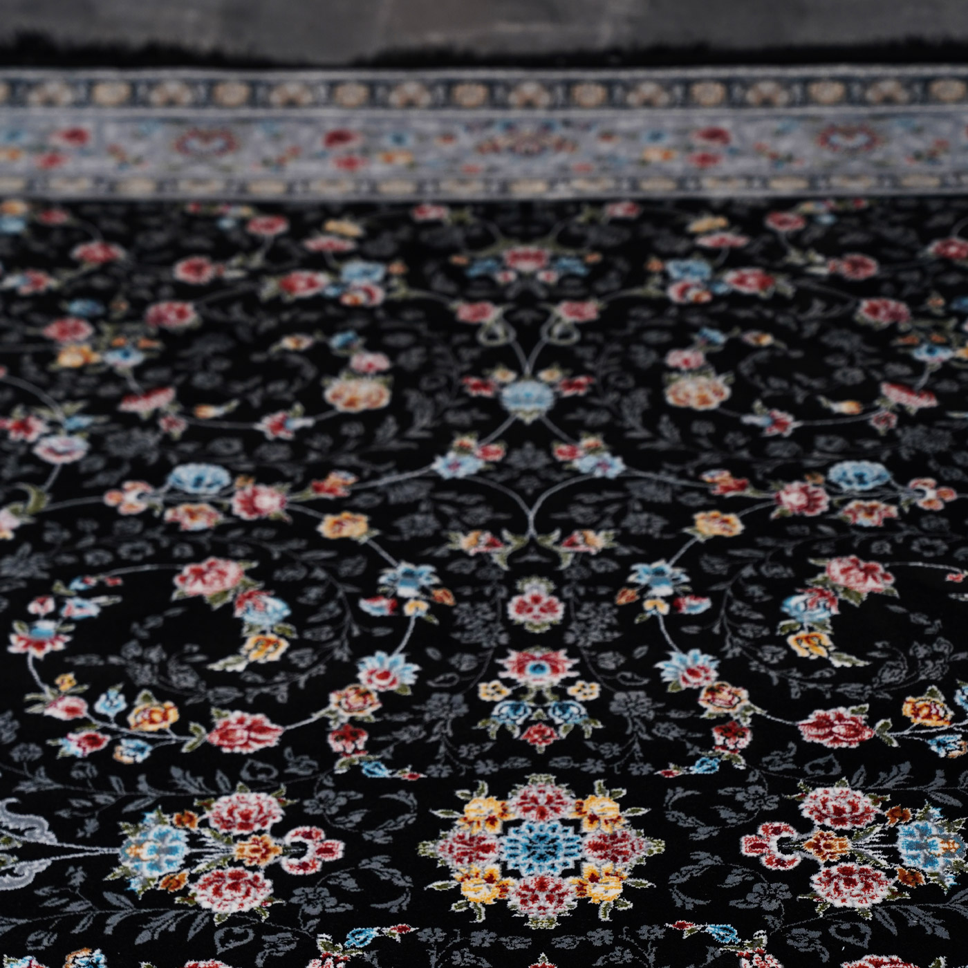 فرش ماشینی 700 شانه تراکم 2550 طرح زیبا سرمه ای