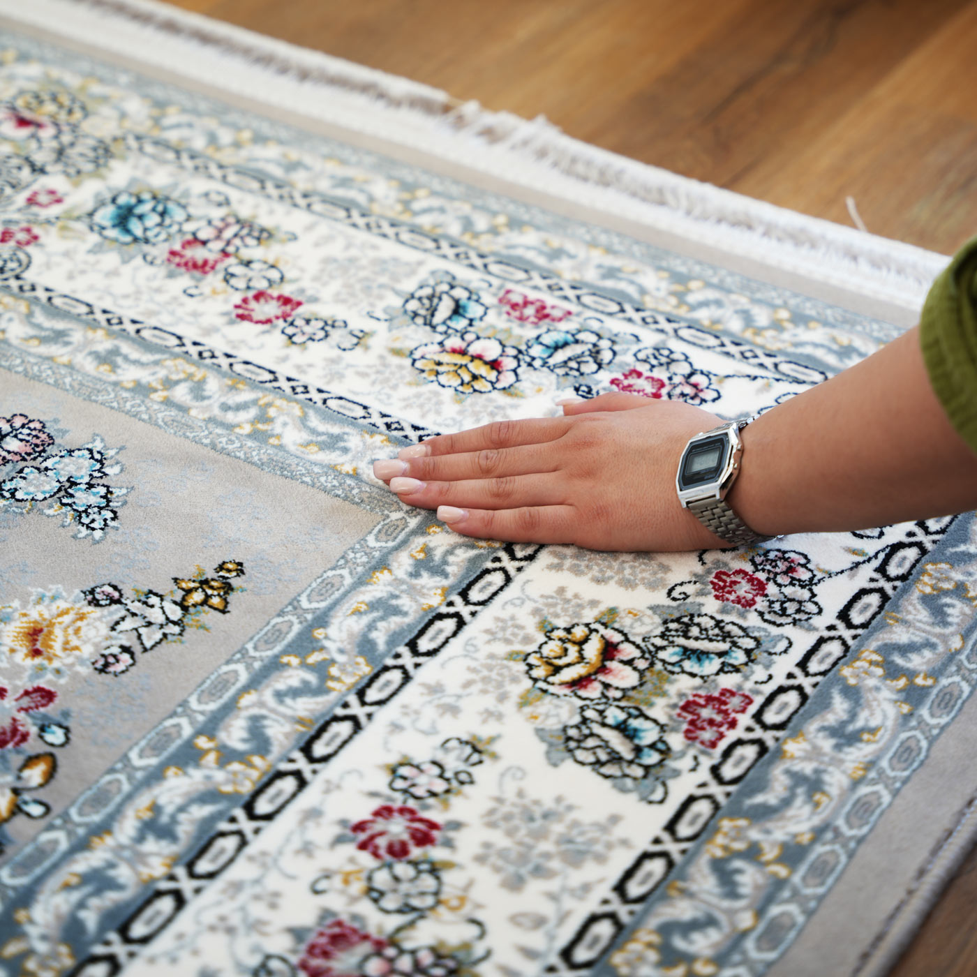 فرش ماشینی ۷۰۰ شانه تراکم ۲۵۵۰ طرح ژینوس ترمه‌ ای