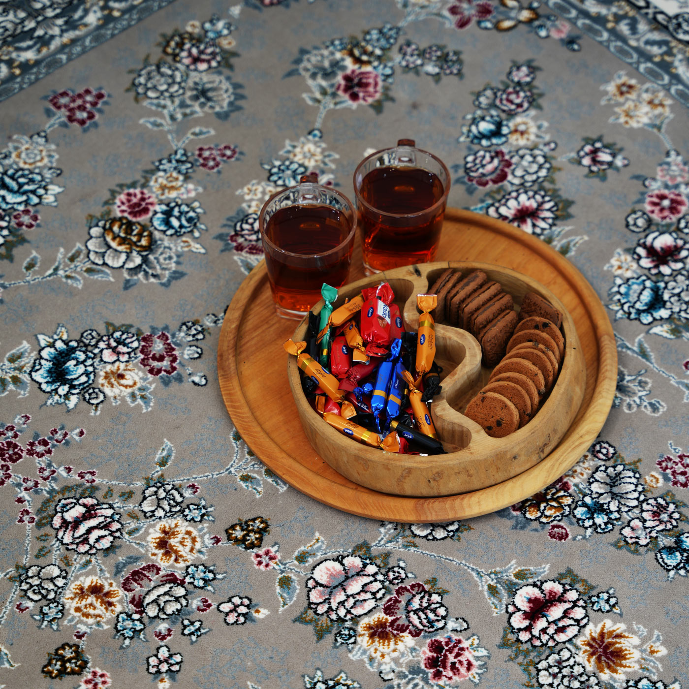 فرش ماشینی ۷۰۰ شانه تراکم ۲۵۵۰ طرح ژینوس ترمه‌ ای