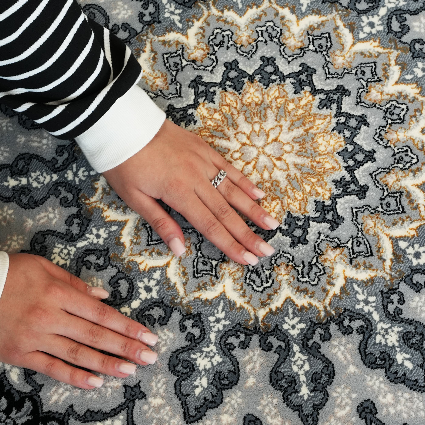 فرش ماشینی 700 شانه تراکم 2550 طرح آنیسا سرمه ای