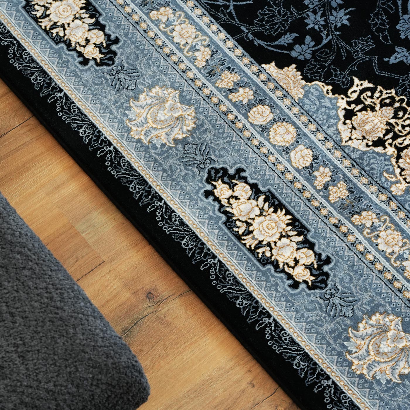 فرش ماشینی 700 شانه تراکم 2550 طرح آنیسا سرمه ای