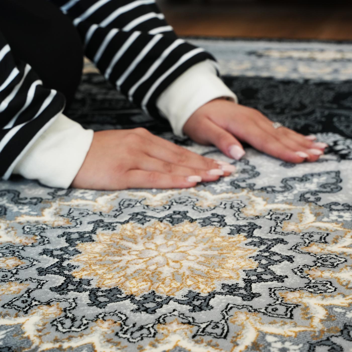 فرش ماشینی 700 شانه تراکم 2550 طرح آنیسا سرمه ای