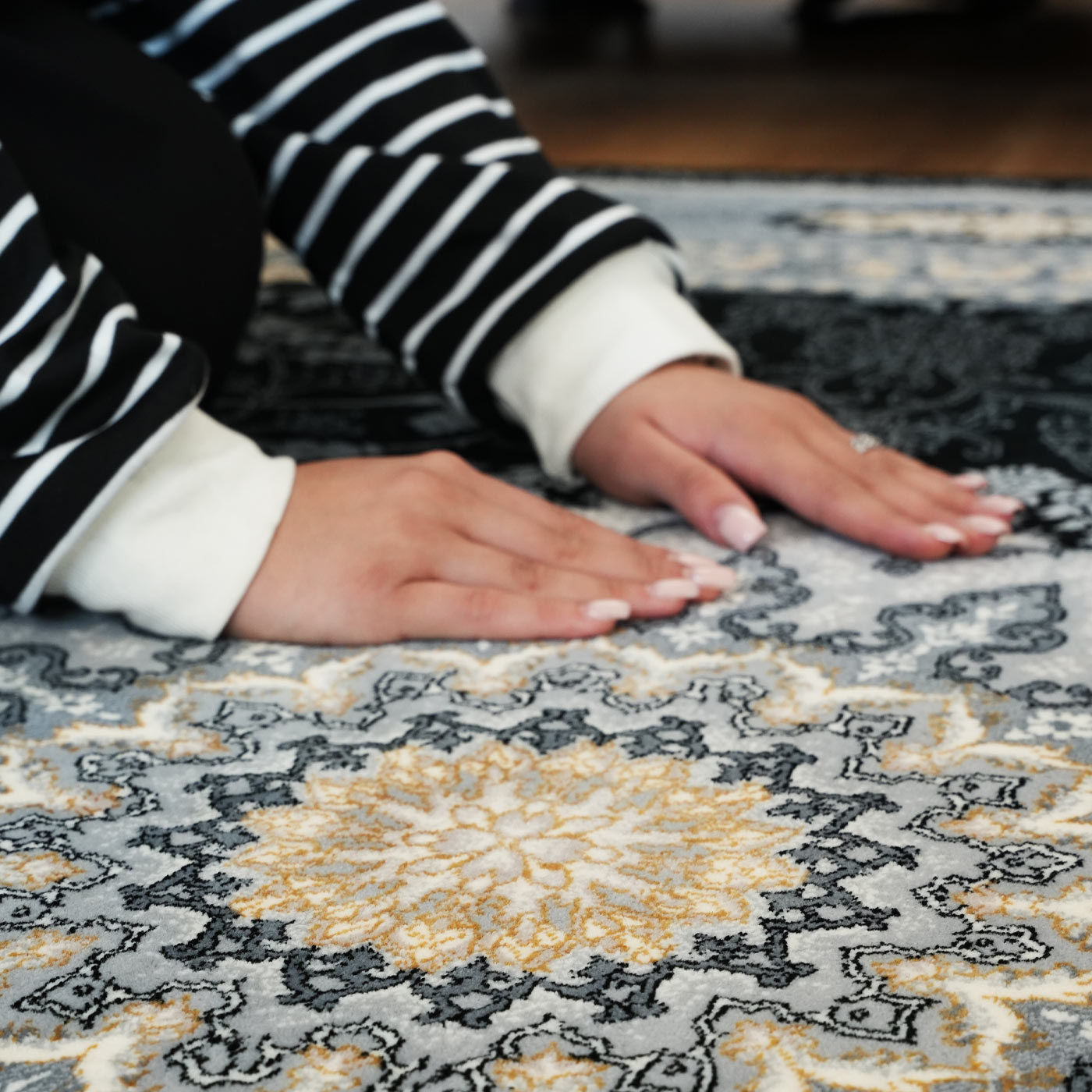 فرش ماشینی 700 شانه تراکم 2550 طرح آنیسا سرمه ای