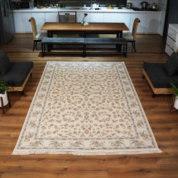 فرش ماشینی 1200 شانه تراکم 3600 گل برجسته طرح دلوین کرم