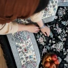 فرش ماشینی 700 شانه تراکم 2550 طرح آنا سرمه ای